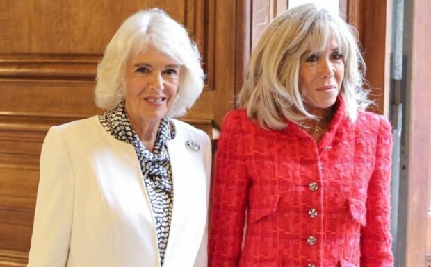 PHOTO – Brigitte Macron et la reine Camilla complices : leur ressemblance est troublante !